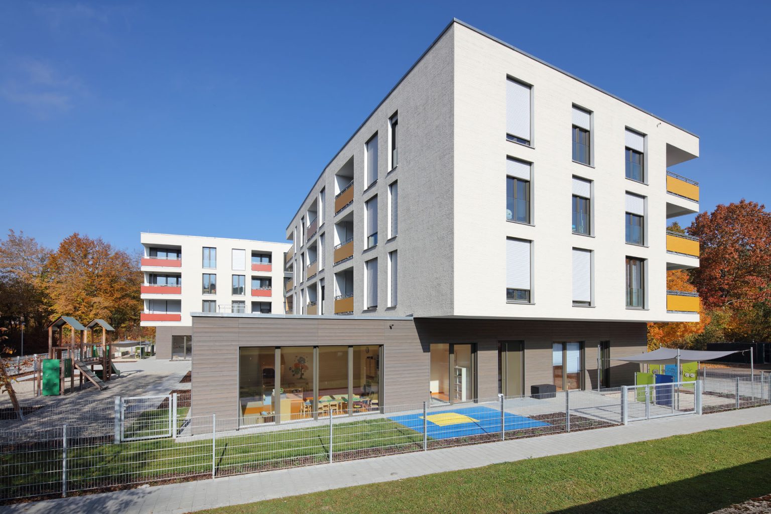 MEHRFAMILIENWOHNHAUS MIT INTEGRIERTER KITA IN ULM · Hullak Rannow